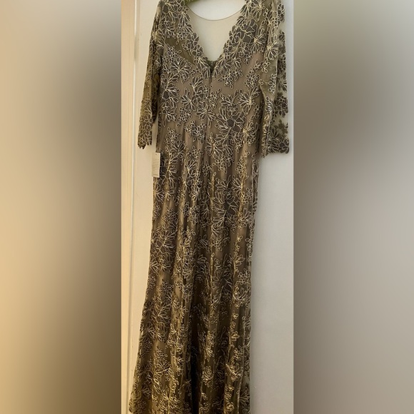 Tadashi Shoji corded lace gown in gold size 10. Back zipper, soft lining. NWT - Picture 6 of 14